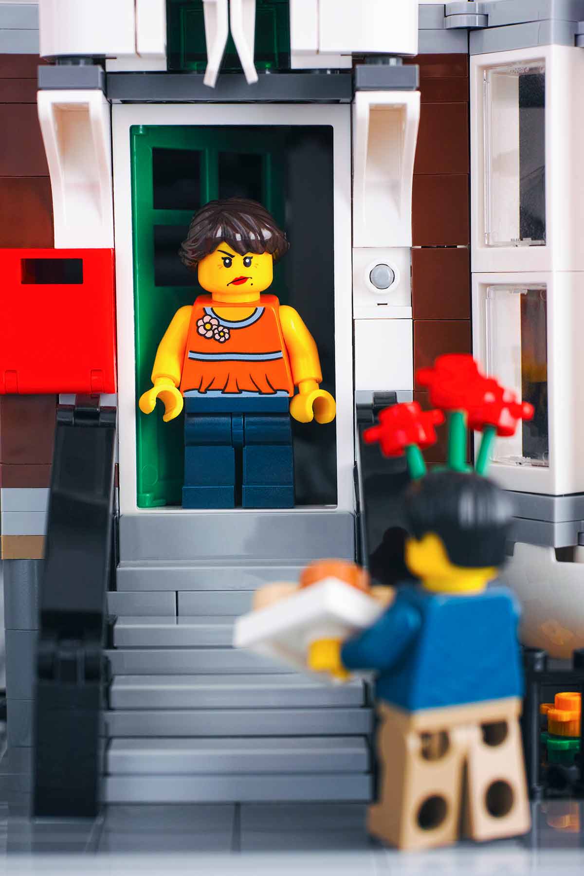 مشهد ليغو لشباب يصلون بالزهور في عطلة نهاية أسبوع غير متوقعة؛  يبدو مضيف Lego غاضبًا