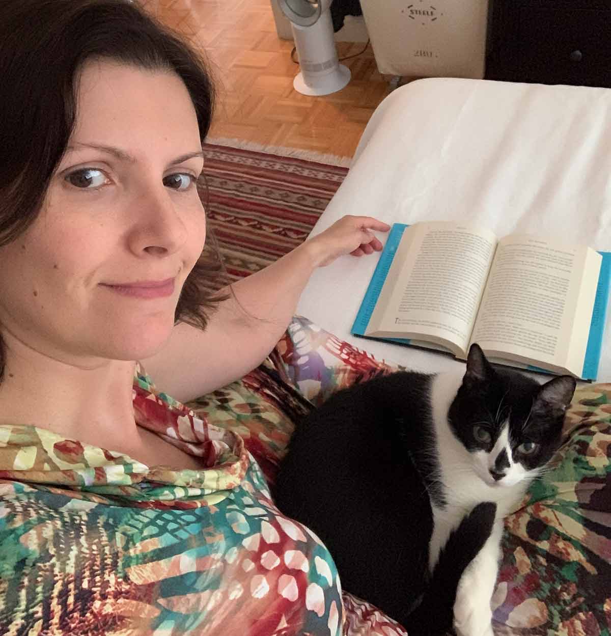 قراءة ضيف (والقطة) في عطلة نهاية الأسبوع