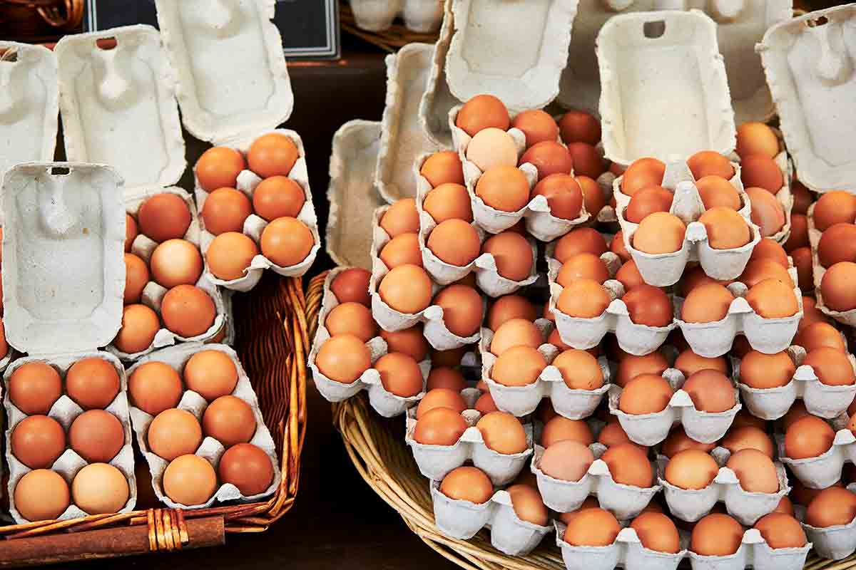 كرتونة من البيض الطازج في سوق باريس