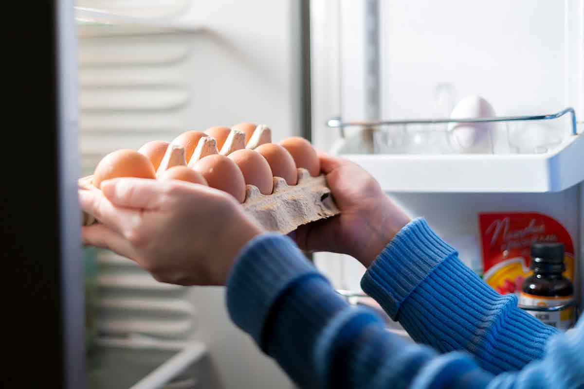 امرأة تضع عشرات البيض النيئ في الثلاجة