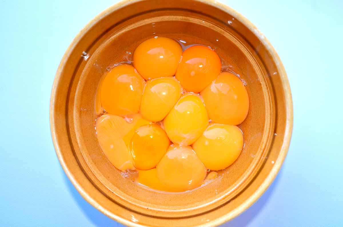 وعاء من الصفار يتراوح لونه من البرتقالي الداكن إلى الأصفر الشاحب