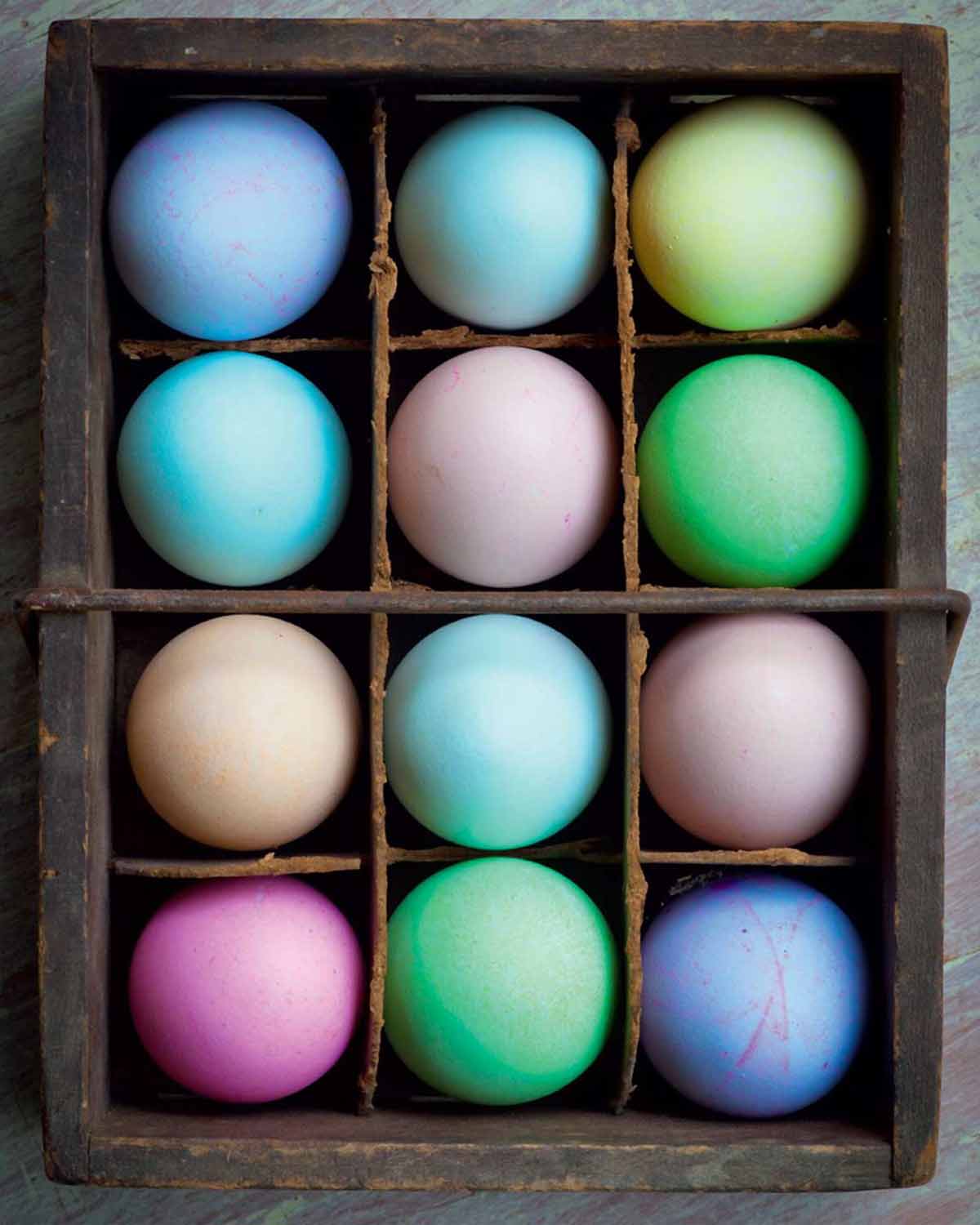 صندوق مليء بمجموعة متنوعة من بيض عيد الفصح المصبوغ.