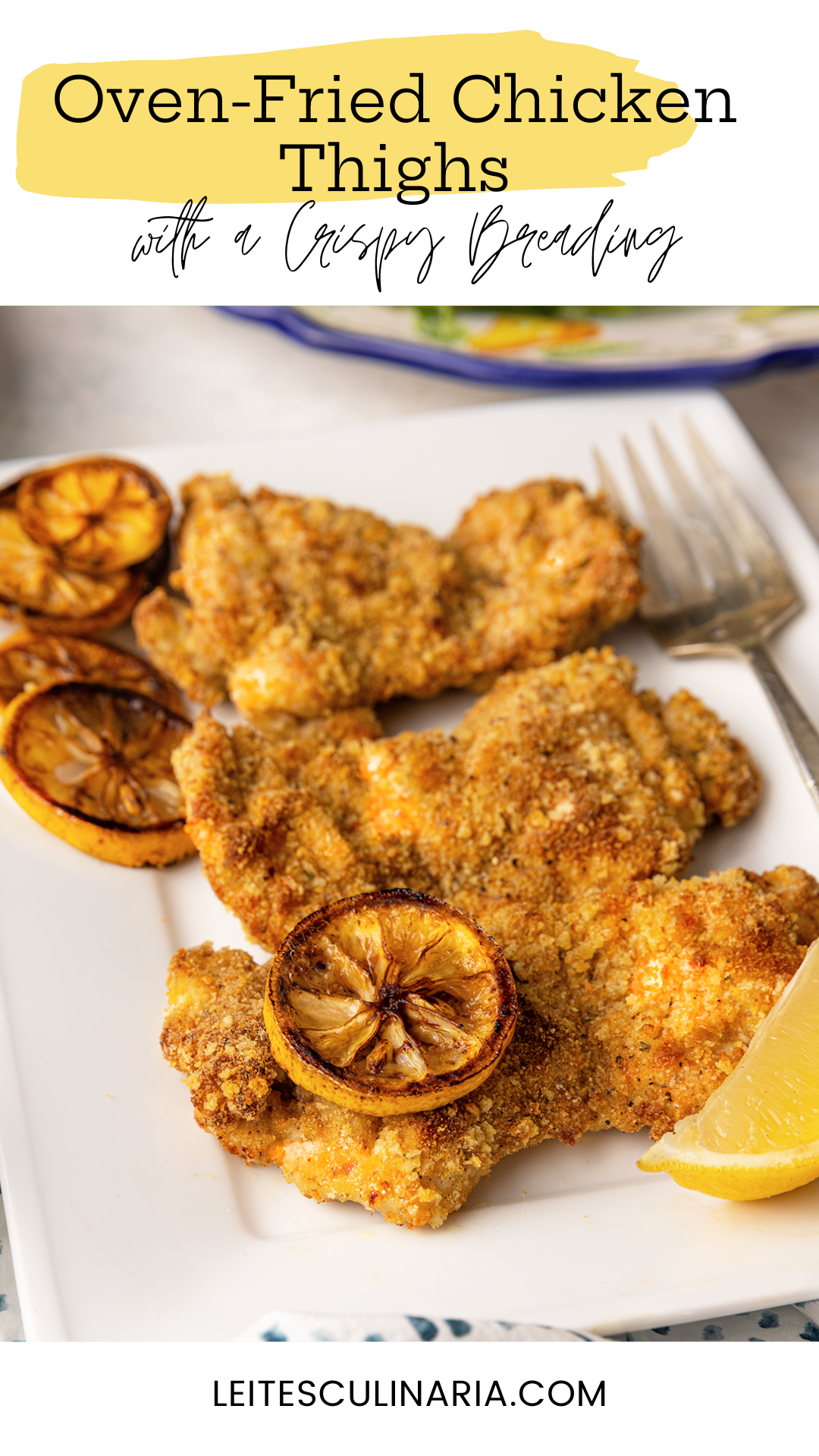 ثلاثة أفخاذ دجاج بالبقسماط على طبق مع شرائح الليمون المحمص.