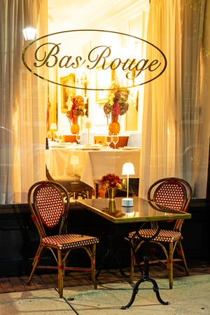 يوجد في Bas Rouge في إيستون بولاية ماريلاند بعض أماكن الجلوس على الرصيف.  تم ترشيح طاهي المطعم لجائزة جيمس بيرد لعام 2024 لأفضل طاهٍ في منطقة وسط المحيط الأطلسي.
