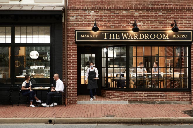 The Wardroom هو متجر نبيذ وسوق وحانة صغيرة في 103 N. Washington St. في إيستون بولاية ماريلاند.  إنها جزء من Bluepoint Hospitality.