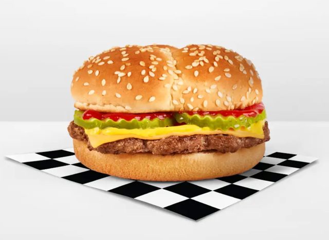 تشيكر's All American Cheeseburger
