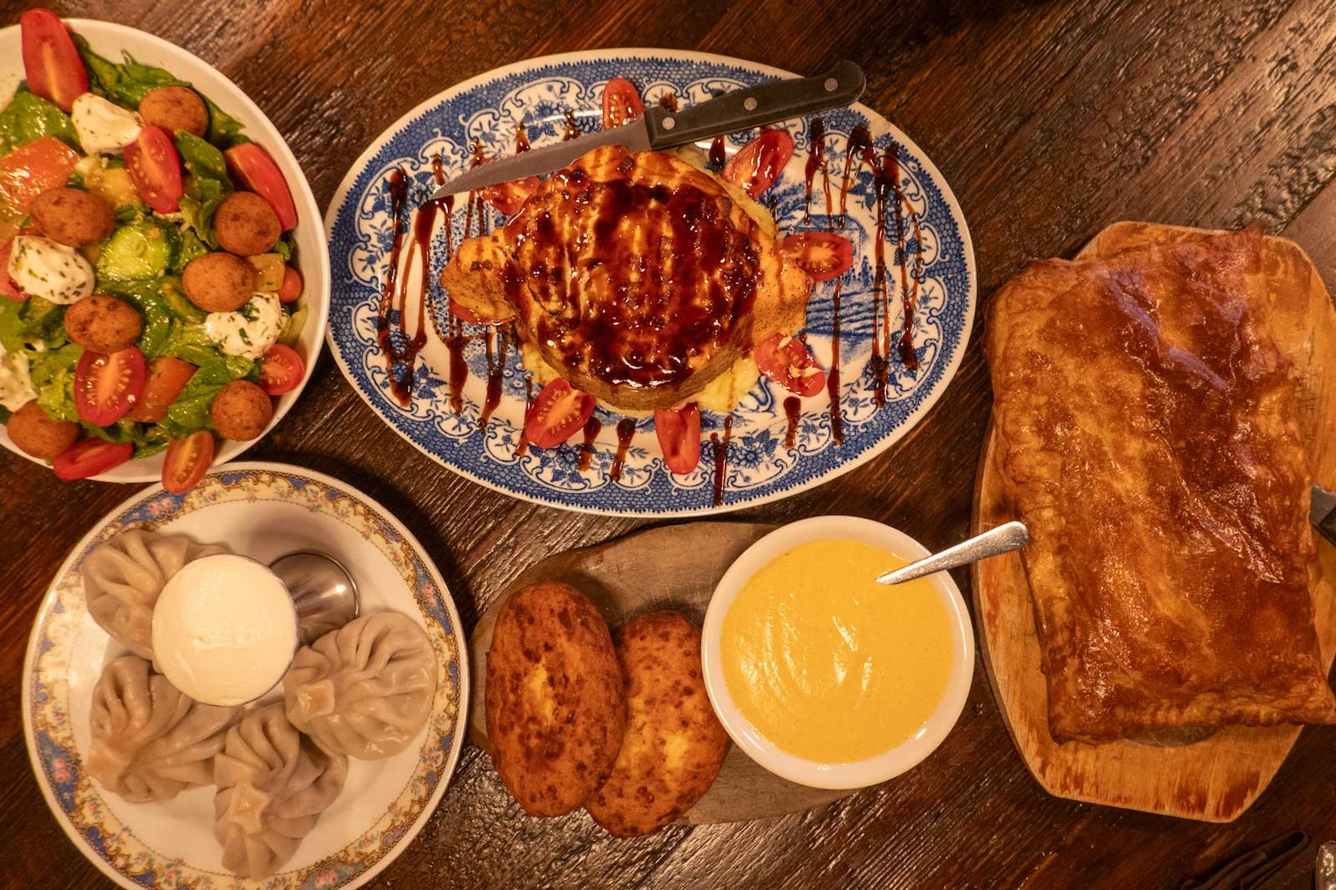 قدم Oda House الطعام الجورجي إلى مانهاتن قبل عقد من الزمن.  The House Special عبارة عن طبق سلمون مخبوز غني بالكريمة الحامضة والجبن مع رذاذ البلسميك.