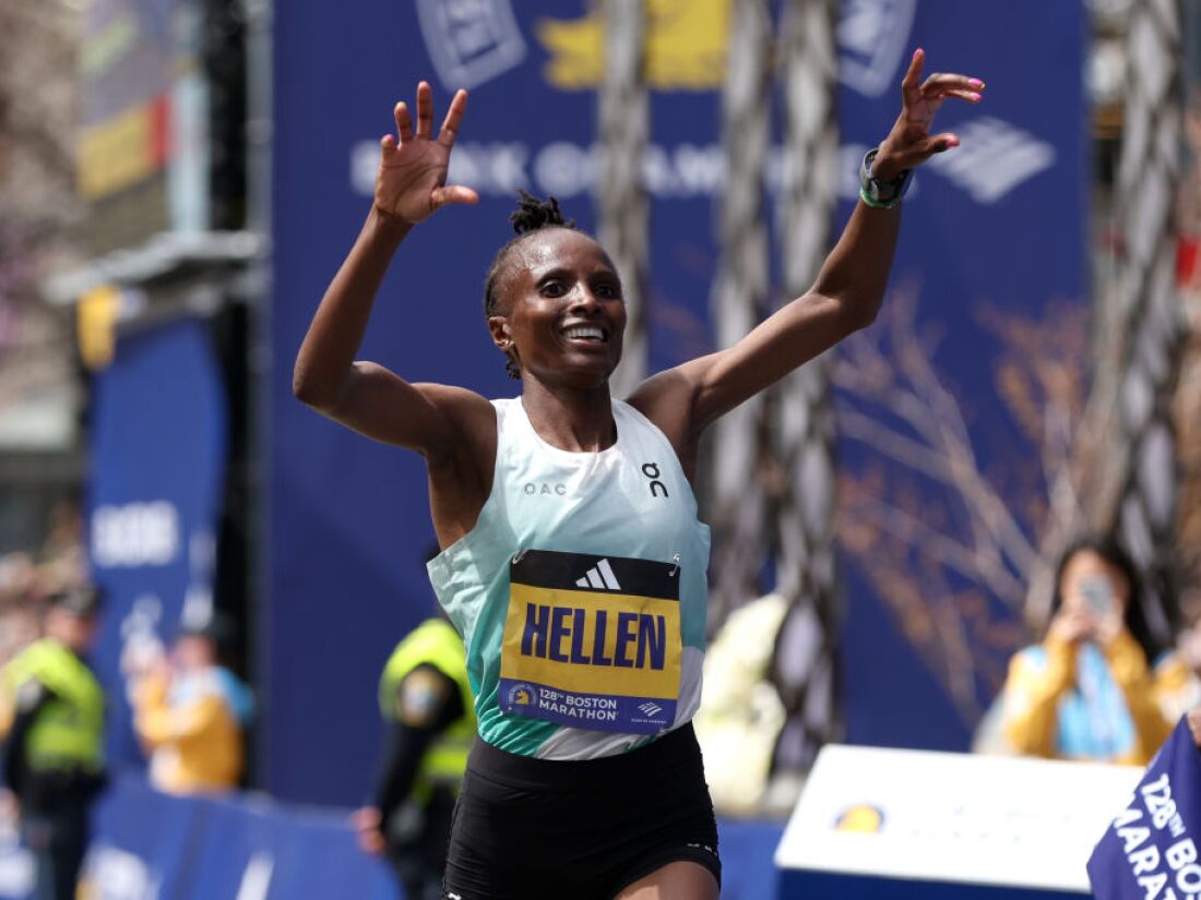 هيلين أوبيري من كينيا تعبر خط النهاية وذراعاها مرفوعتان لتحتل المركز الأول في قسم السيدات في ماراثون بوسطن في 15 أبريل 2024.