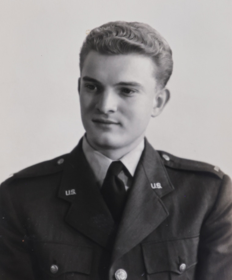 شاب روبرت مالسبيري يرتدي زي ملازم في القوات الجوية، صورة بالأبيض والأسود
