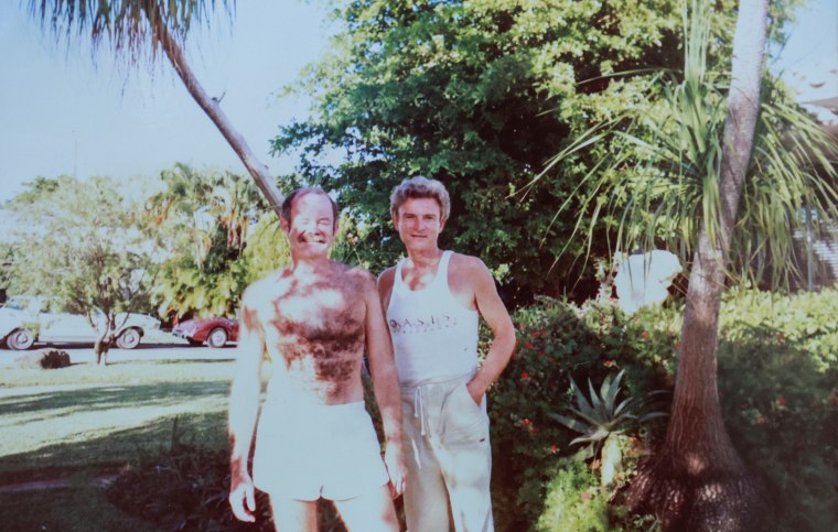 جين دينة، على اليسار، وروبرت مالسبيري يقفان بجانب بعضهما البعض في الخارج لالتقاط صورة شخصية