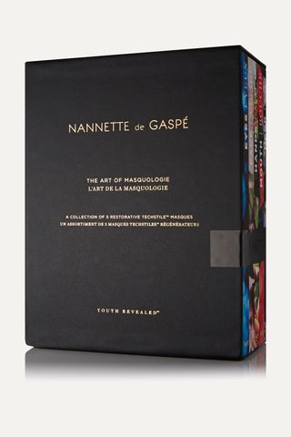 نانيت دي جاسبي فن صناعة الأقنعة - مجموعة من 5 أقنعة على خلفية رمادية فاتحة
