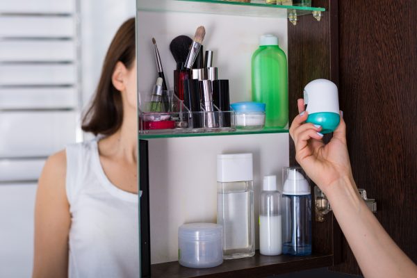 18 طريقة ذكية لإعادة استخدام مستلزمات التجميل القديمة في المنزل