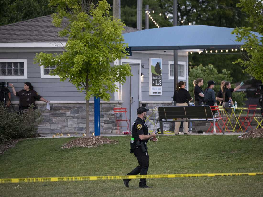 الشرطة تحقق في مكان إطلاق النار في ساحة بروكلاندز بلازا سبلاش باد في روتشستر هيلز بولاية ميشيغان.