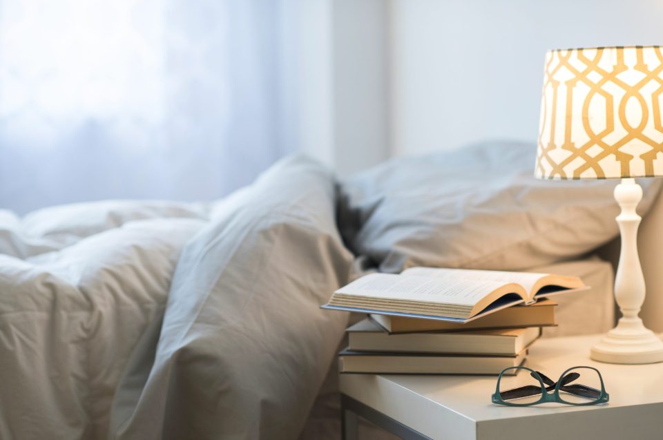 تعلّمك دورة العثور على أفضل نوم لك من Headspace أن سريرك مخصص للنوم وليس للأكل أو العمل أو مشاهدة التلفزيون.